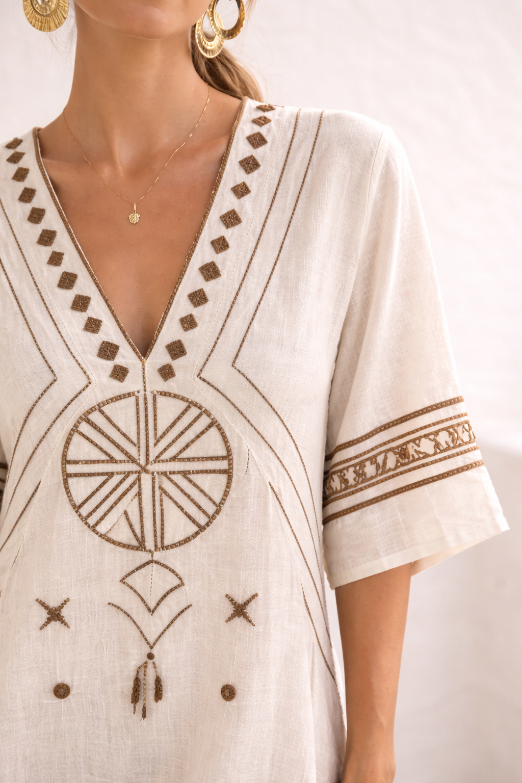 Danique | Vestido de playa elegante en blanco y dorado.