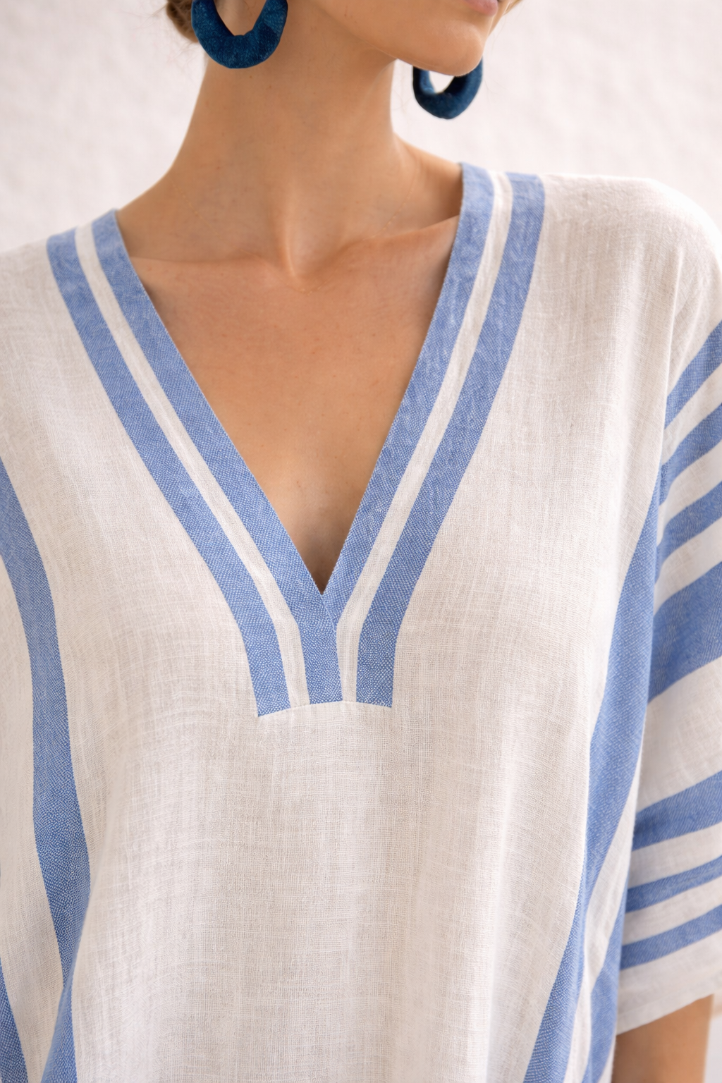 Kyra | Vestido elegante azul y blanco con escote en V