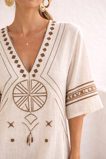 Danique | Vestido de playa elegante en blanco y dorado.